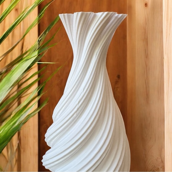 3D Printed Sculptural White Vase – Lightweight Modern Home Decor - Picture 2 of 7